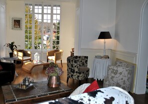 Televisión, chimenea, futbolito y libros 