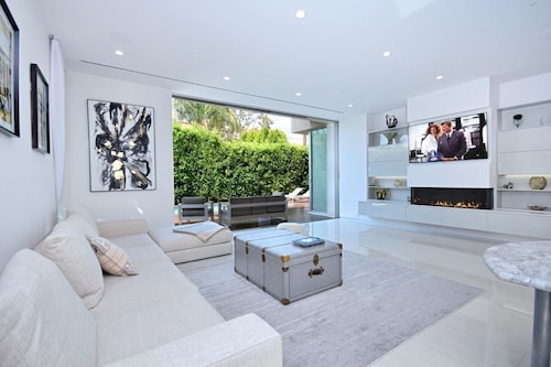 Luxury VERY LUCKY MANSION in the best part of Los Angeles