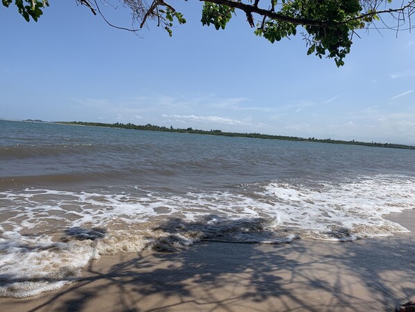 Una spiaggia nelle vicinanze, lettini da mare