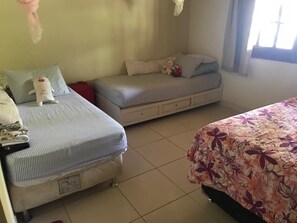 4 bedrooms, iron/ironing board, WiFi