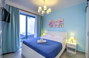 Tsambika - Koskinou Traditional House | Caja de seguridad en la habitación y decoración personalizada