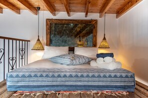 Villa tradicional | Caja de seguridad en la habitación y decoración personalizada