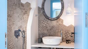 Traditional Villa | Bathroom | Free toiletries, towels