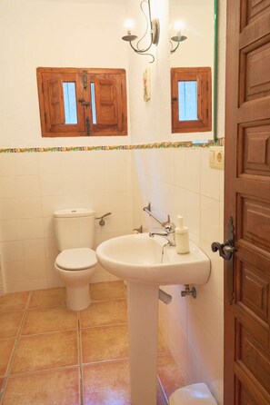 Douche, sèche-cheveux, serviettes fournies