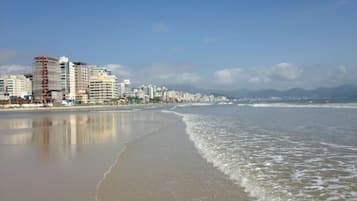 Una playa cerca, sillas reclinables de playa