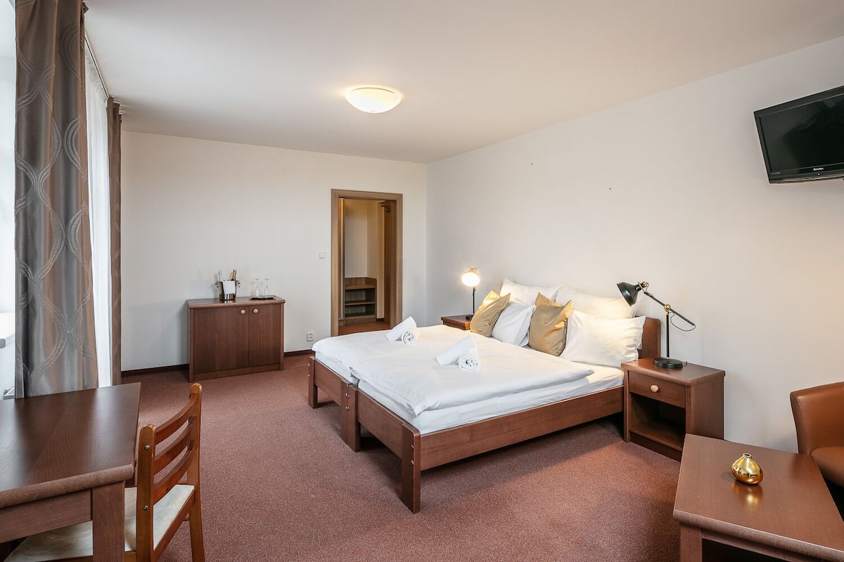Superior Double or Twin Room | Hypo-allergenic bedding, in-room safe, desk, laptop workspace
