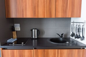 City Studio | Private kitchenette | Fridge, stovetop, electric kettle, cookware/dishes/utensils - Cilindar apartments (Zagreb)