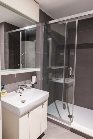 Comfort Apartment | Bathroom | Shower, free toiletries, hair dryer, towels - Cilindar apartments (Zagreb)