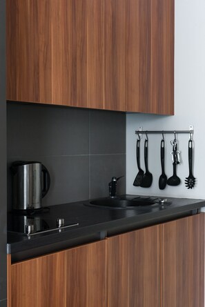 City Studio | Private kitchenette | Fridge, stovetop, electric kettle, cookware/dishes/utensils - Cilindar apartments (Zagreb)