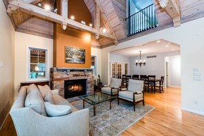 Televisión y chimenea 