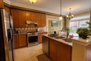 Réfrigérateur, four à micro-ondes, un four, surface de cuisson