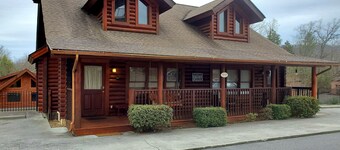 Resort Log cabin 1/2 mile from the Pigeon Forge Parkway and 10 Min. to Dollywood
