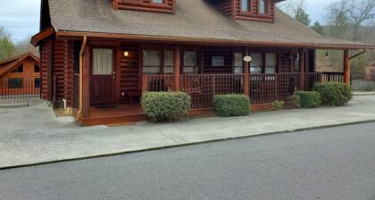 Resort Hirsimökki 1/2 mailin päässä Pigeon Forge Parkwayltä ja 10 min. Dollywoodille