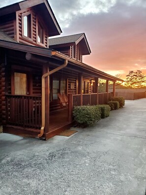 Exterior - Resort Log cabin 1/2 mile from the Pigeon Forge Parkway and 10 Min. to Dollywood (Pigeon Forge)