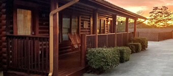 Resort Log cabin 1/2 mile from the Pigeon Forge Parkway and 10 Min. to Dollywood