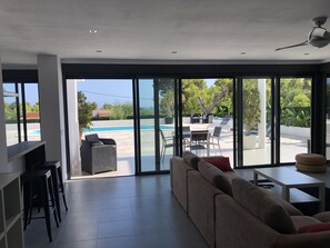 Smart TV - BELLA GALERA modern house, large pool and jacuzzi (Altea)