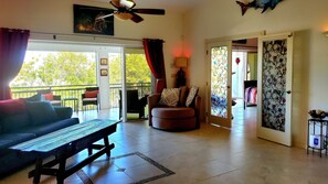 Smart-TV, DVD-spiller, stereoanlegg og kontorer