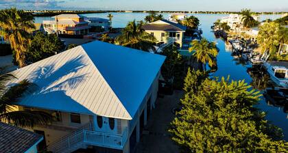 Waterfront Spacious 5 bedroom with quick boating access to Gulf & Atlantic