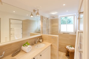 Hair dryer, towels, soap, shampoo - Apartment with a beautiful terrace and large garden (Friedrichshafen)