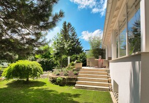 Property grounds - Apartment with a beautiful terrace and large garden (Friedrichshafen)