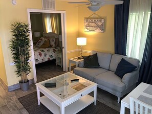 Suite – deluxe, 1 queensize-seng med sovesofa | Safe på rommet, skrivebord for bærbar PC, wi-fi (inkludert) og sengetøy