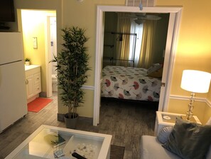 Suite Deluxe, 1 cama Queen size y sofá cama | Caja de seguridad en la habitación y espacio para trabajar con laptop