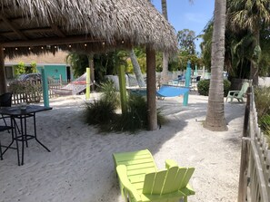 Alberca al aire libre, sombrillas en la alberca y camastros