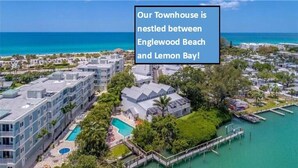 Een herenhuis tussen Englewood Beach en Lemon Bay, met een zwembad en een steiger.