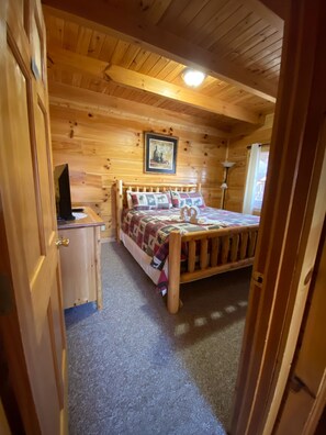2 bedrooms, iron/ironing board, WiFi, bed sheets - Beautiful 2 bedroom 2 bath clean log cabin. (Sevierville)