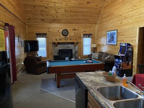 Smart TV, fireplace, video games - Beautiful 2 bedroom 2 bath clean log cabin. (Sevierville)