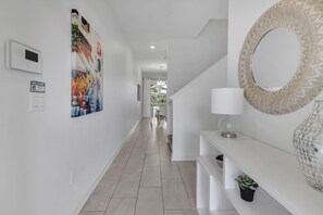 Interior - Resort Style, close to Disney and other parks Wlking Distance to Oasis Club (Davenport)