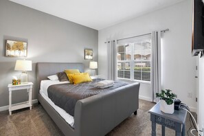 4 Schlafzimmer, Schreibtisch, Bügeleisen/Bügelbrett, Reisekinderbett