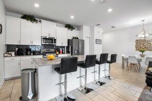 Fridge, microwave, oven, stovetop - Resort Style, close to Disney and other parks Wlking Distance to Oasis Club (Davenport)