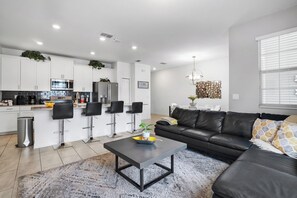 Smart TV - Resort Style, close to Disney and other parks Wlking Distance to Oasis Club (Davenport)