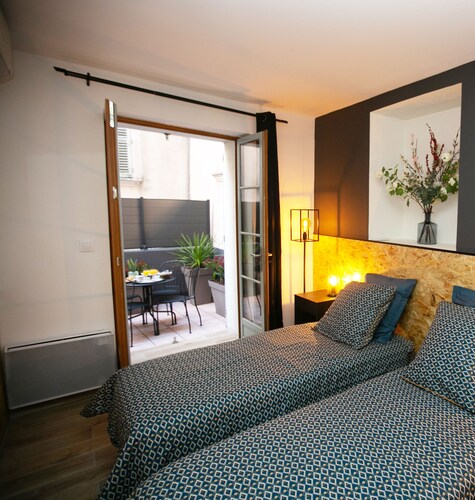 2 rooms with patio - center of Toulon