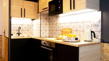 Réfrigérateur, micro-ondes, four, plaque de cuisson