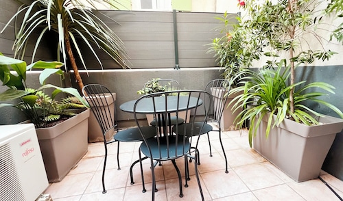 2 rooms with patio - center of Toulon