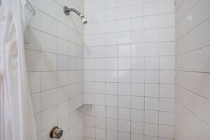 Standard Room, Multiple Beds | Bathroom shower - OYO Hotel Huautla, Oaxaca (Oaxaca)