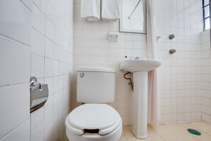 Habitació triple estàndard | Bany | Dutxa, articles de tocador gratuïts, tovalloles i sabó 