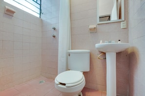 Standard Room | Bathroom