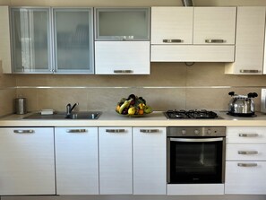 Kühlschrank, Mikrowelle, Ofen, Herdplatte