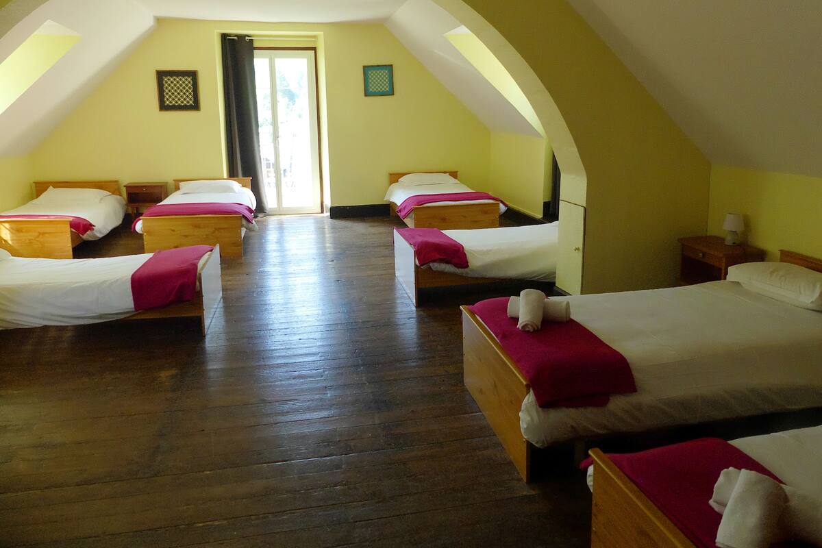 Slaapzaal (7 pax) | Gratis wifi, individueel gedecoreerd, individueel gemeubileerd