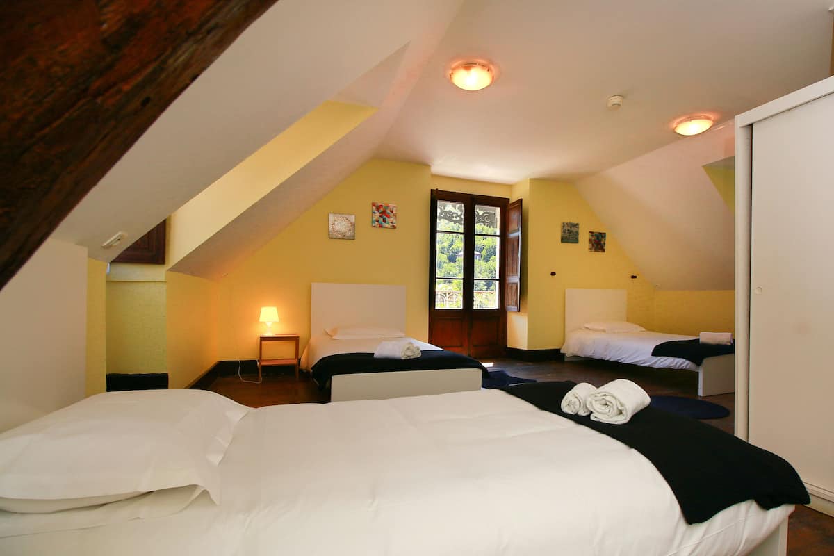Slaapzaal, 3 eenpersoonsbedden | Gratis wifi, individueel gedecoreerd, individueel gemeubileerd