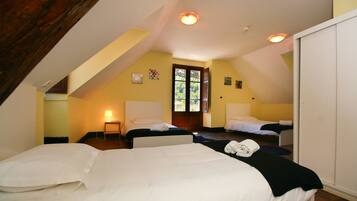 Dormitorio compartido, 3 camas individuales | Decoración personalizada, muebles diferentes y wifi gratis