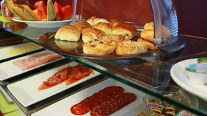 Tägliches Frühstücksbuffet gegen Gebühr