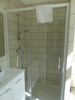 Habitación estándar con 2 camas individuales | Baño | Secador de pelo, toallas, jabón y champú