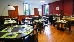 Tägliches Frühstücksbuffet gegen Gebühr