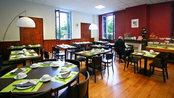 Desayuno buffet (EUR 8 por persona)