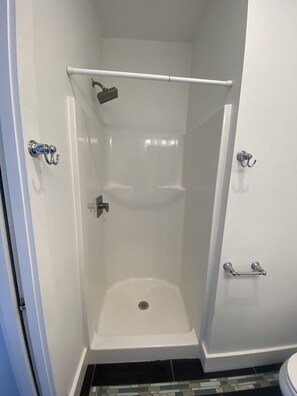 Regadera, amenidades de baño gratuitas, secadora de cabello, toallas 