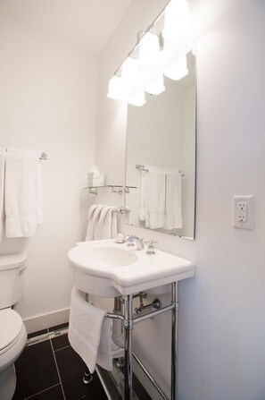 Shower, free toiletries, hair dryer, towels - Inn at Sea Chambers (Ogunquit)